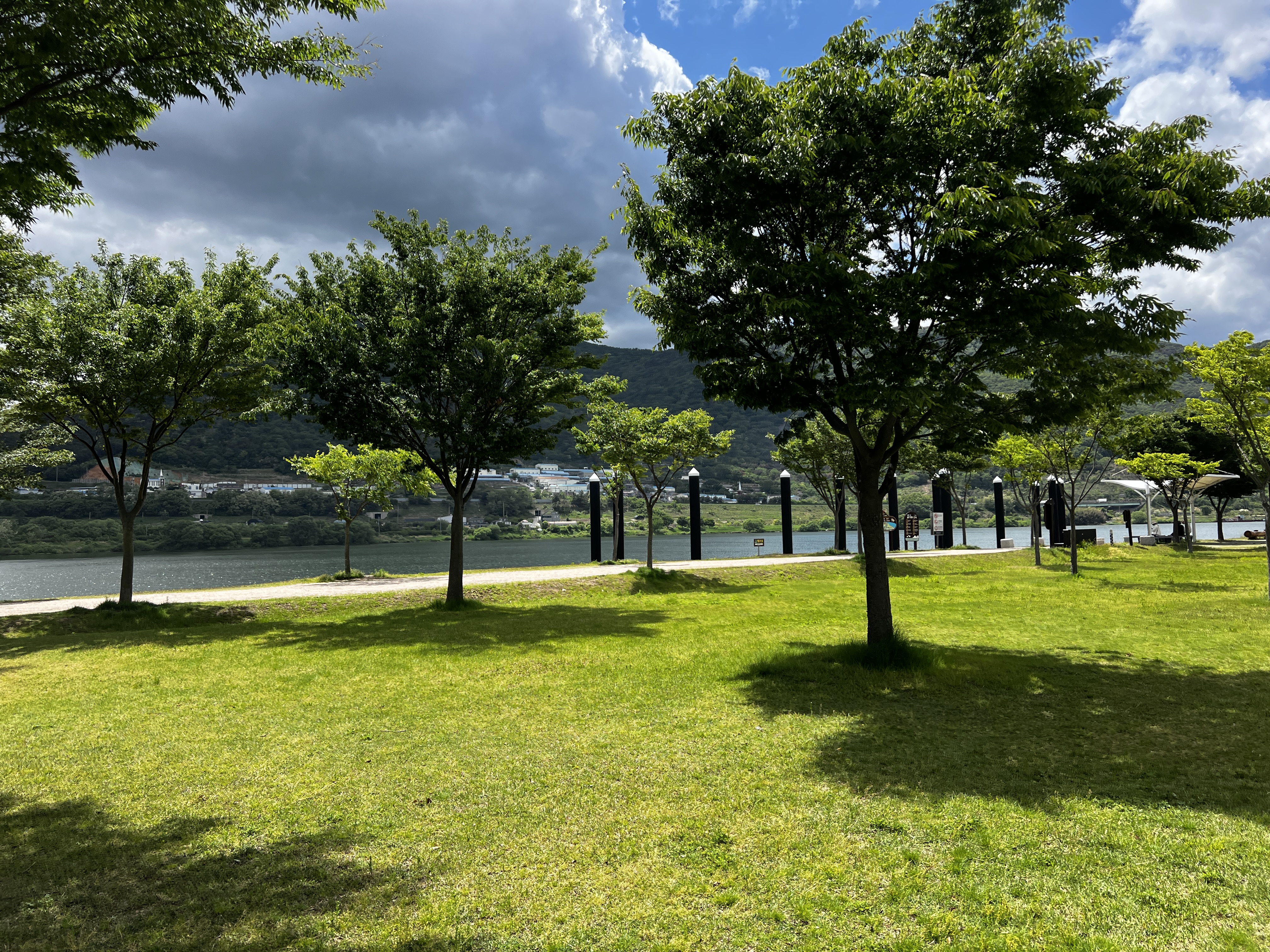 황산정근처 산책길 ,황산공원 생태 탐방선 선착장