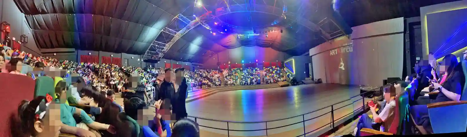 제주 아트서커스 관람석 전경 사진 입니다.