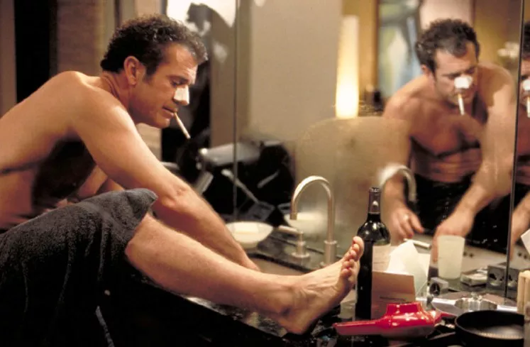 다리 털을 면도하는 멜 깁슨