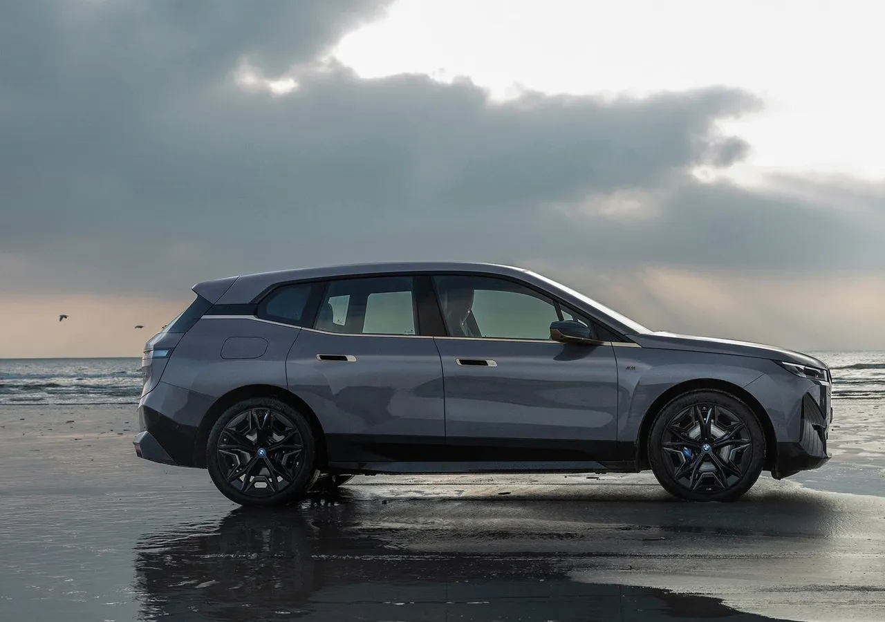 BMW IX M60 차량 이미지