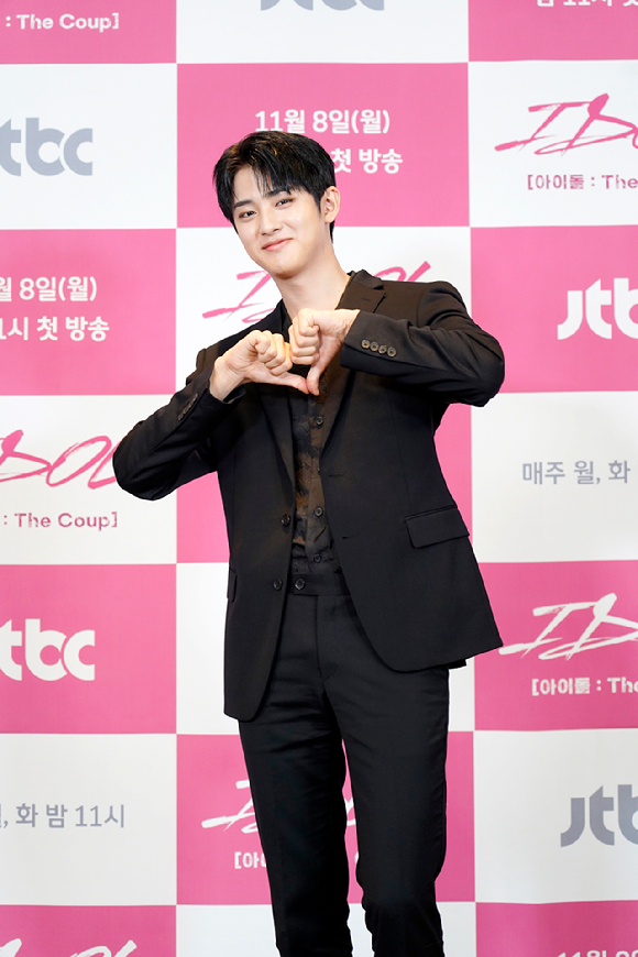 배우 김민규가 8일 온라인으로 진행된 JTBC 새 월화드라마 &#39;IDOL [아이돌 : The Coup]&#39; 제작발표회에 참석해 포즈를 취하고 있다. [사진=JTBC]