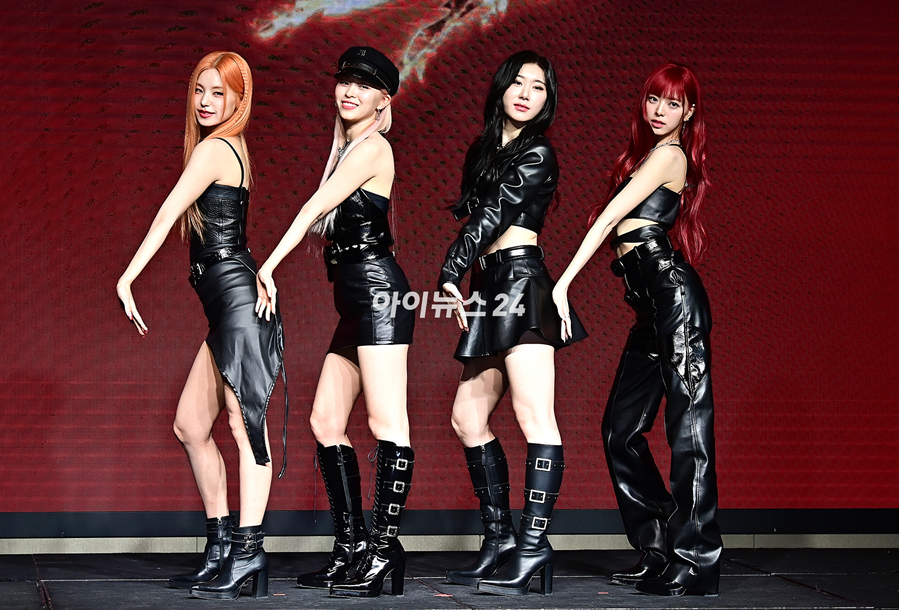 걸그룹 ITZY(있지)가 8일 오후 서울 여의도 콘래드 서울에서 열린 새 미니 앨범 'BORN TO BE'(본 투 비)를 발매기념 쇼케이스에서 기념촬영을 하고 있다. [사진=곽영래 기자]