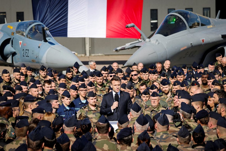 에마뉘엘 마크롱 프랑스 대통령이 현지시각 18일 프랑스 룩수유 생소베르 공군기지를 방문해 다쏘 라팔과 다쏘 미라주 2000 전투기 앞에서 연설하고 있다.