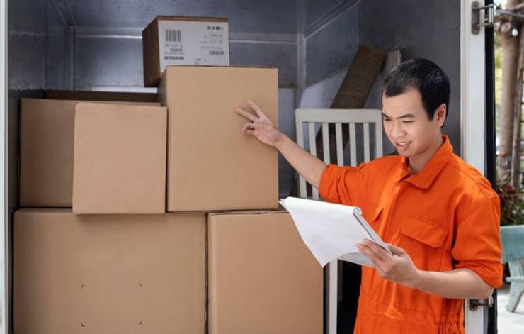 택배를 정리하는 남자