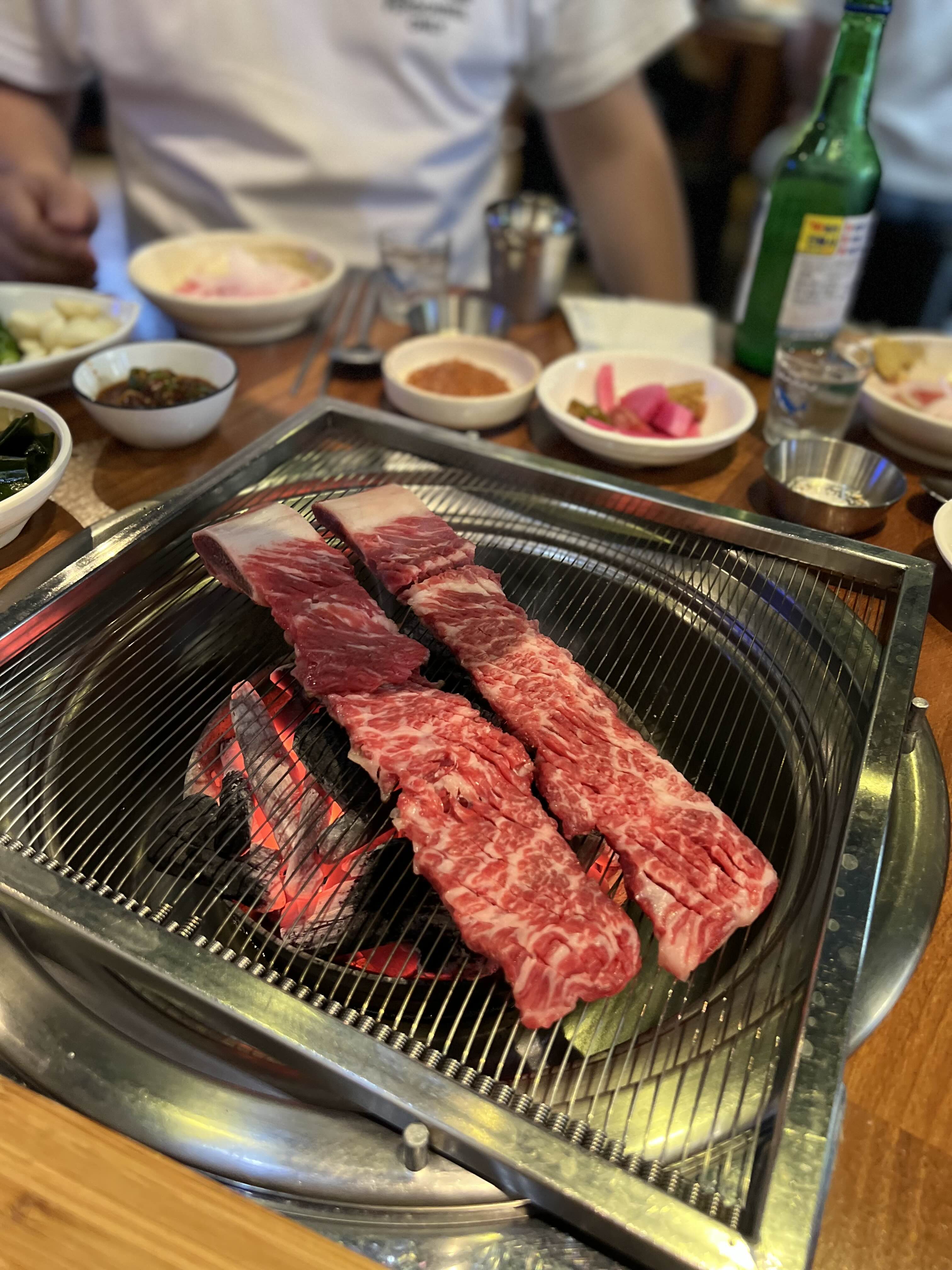 생갈빙를 숯불위에 올려준다.
