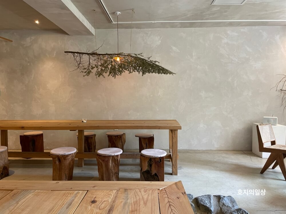 홍천 카페 맛집 러스틱 라이프 - 롱테이블 단체석