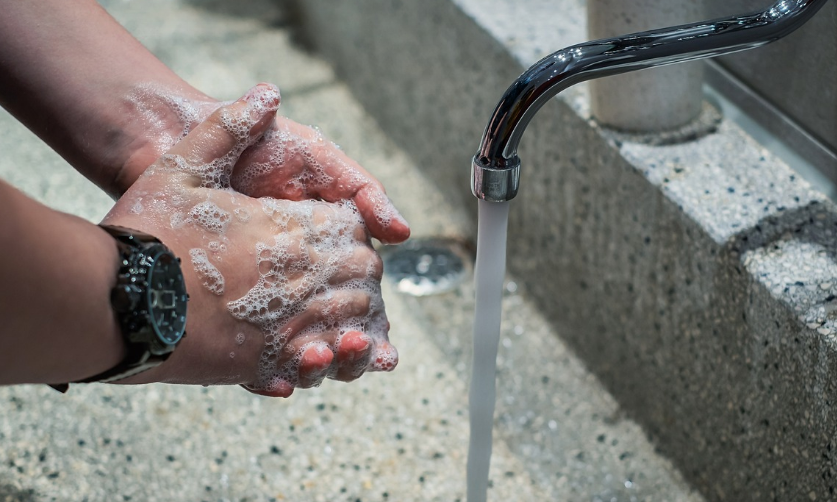 깨끗하게 손 씻는 모습을 표현한 사진