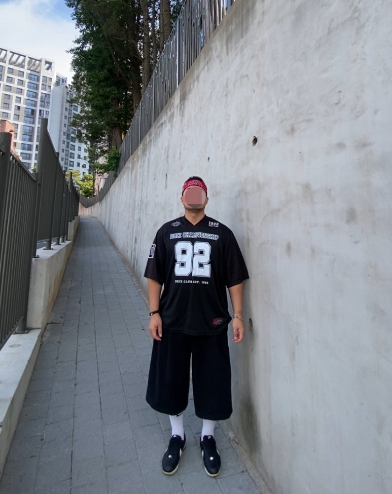 데일리룩('26. 6. 27.)로스코 4349 페이즐리 반다나, 드릭스 럭비 메시 슬리브 티셔츠, 무신사스탠다드 와이드 버뮤다 팬츠, 나이키 양말, 나이키 코르테즈 블랙 화이트