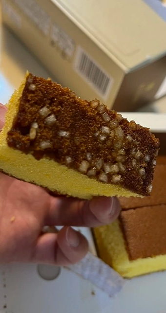 바닥에 설탕이 박혀있는 쇼오켄 카스테라