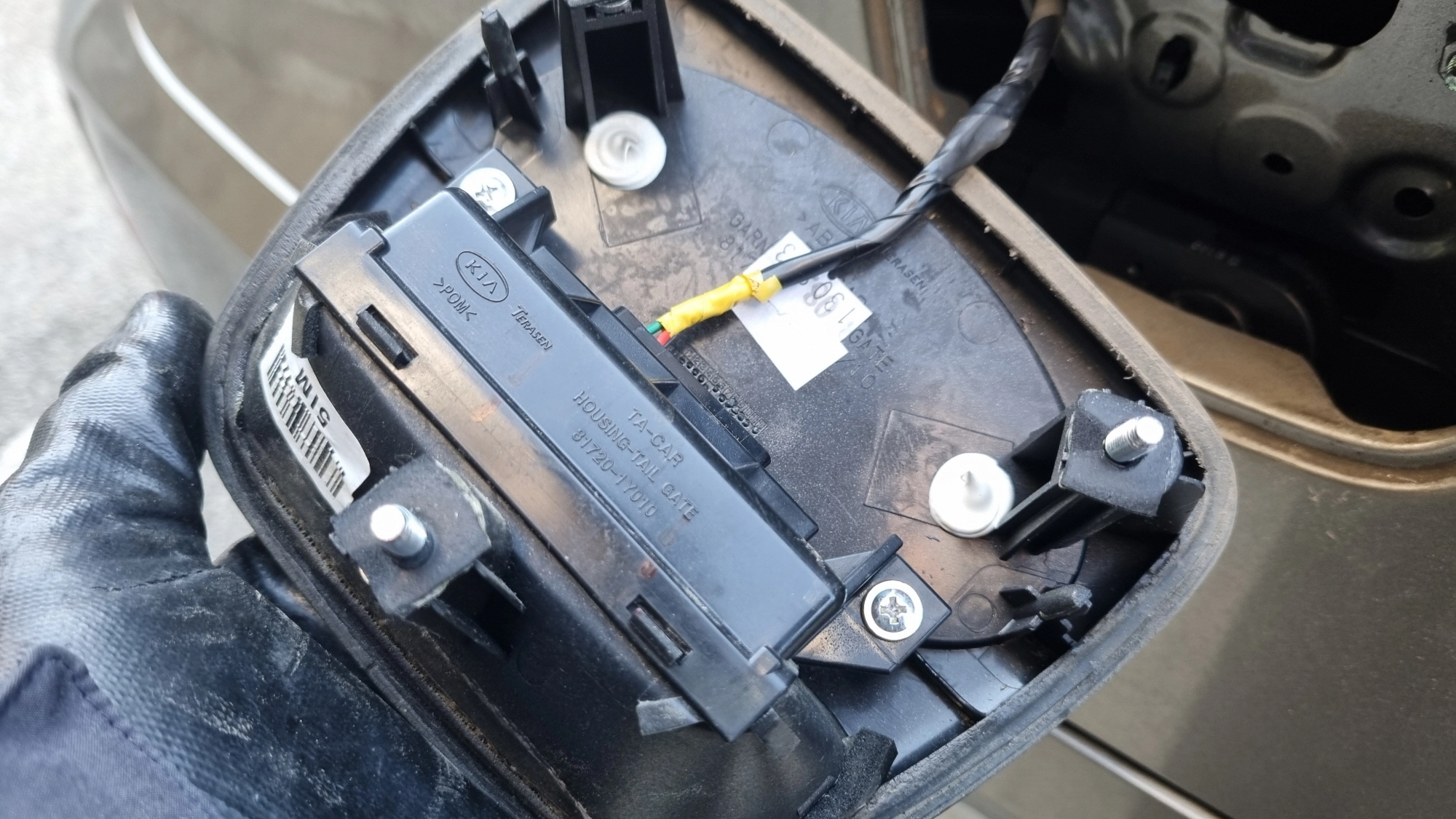 트렁크 손잡이에 스위치 고정 모습