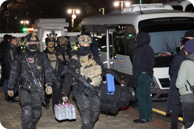 국회 본회의에서 비상계엄 해제를 의결한 지난해 12월 4일 새벽 군 병력이 국회에서 철수하고 있다. [사진=연합뉴스]
