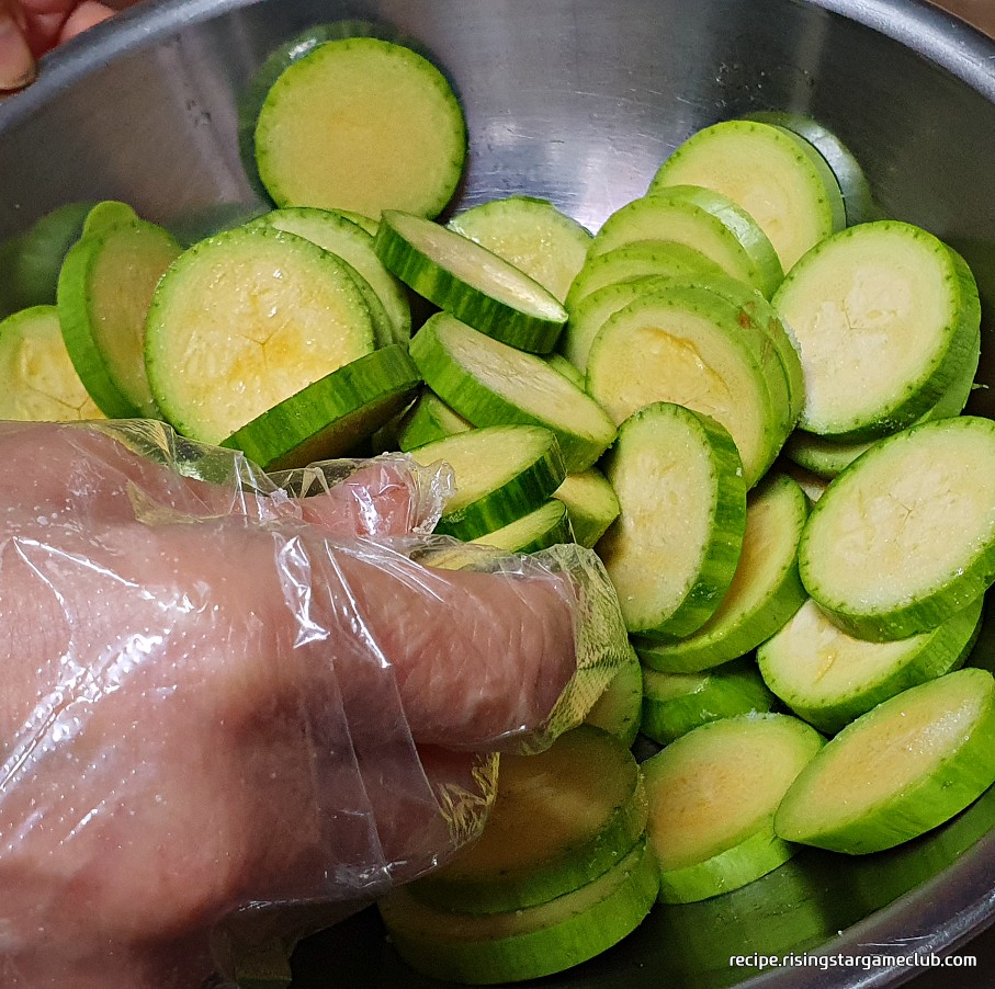 애호박 전에 들어갈 애호박에 밑간을 버무리는 사진