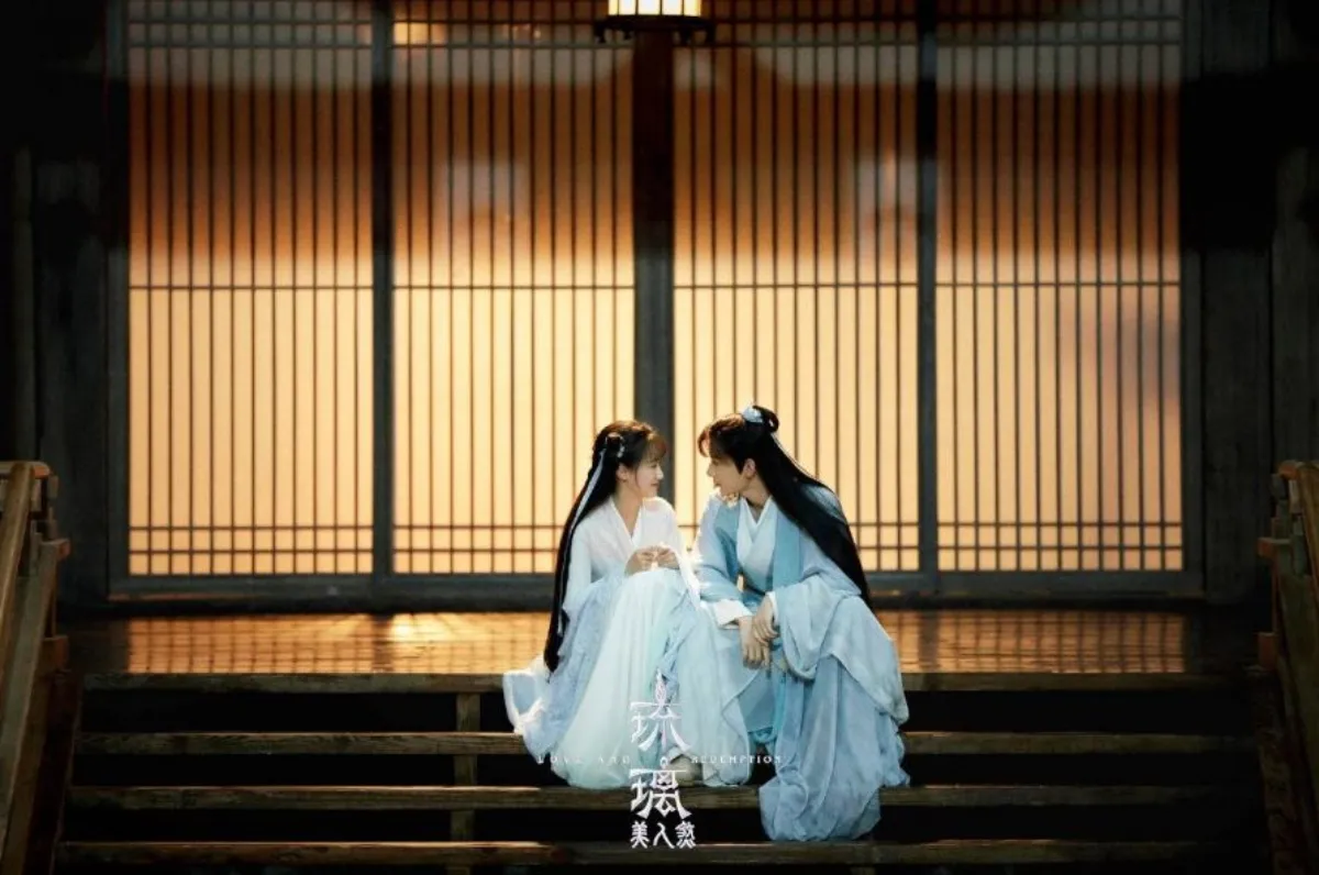 계단에-앉아-서로-사랑스럽게-바라보는-우사봉-선기