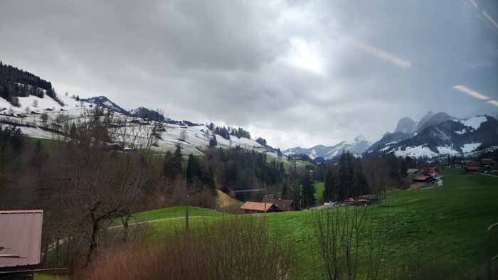 벨 에포크 기차를 타고 몽트뢰에서 인터라켄으로 가는 알프스 풍경, 다시 봄으로