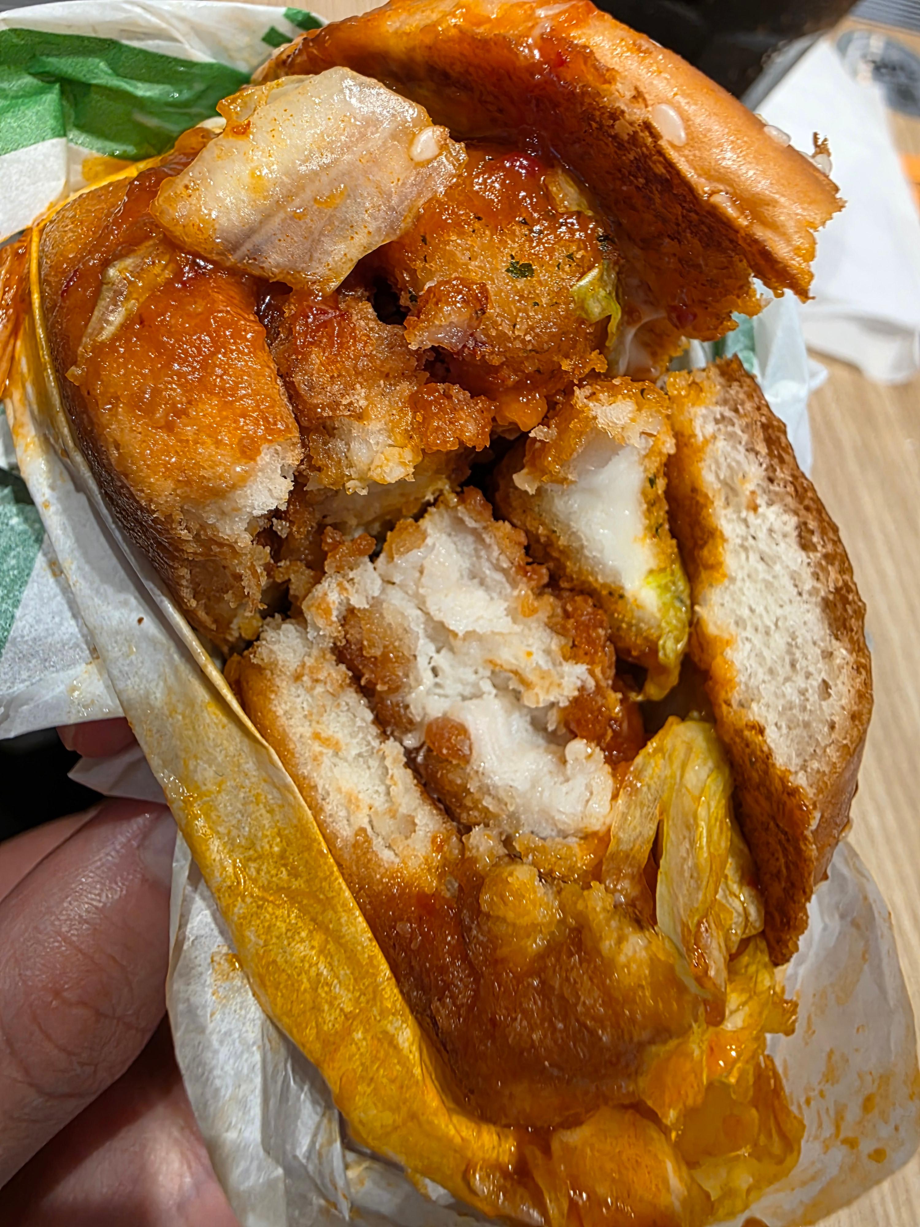 맥치킨 모짜렐라 치킨 패티 치즈 단면
