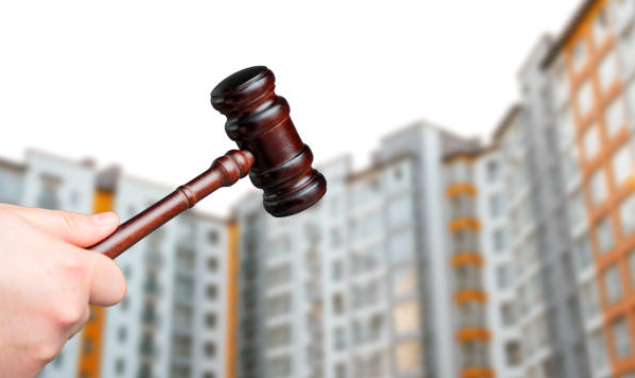 전세사기 깡통전세로 경매에 넘어간 아파트를 상징하는 법원 망치 이미지