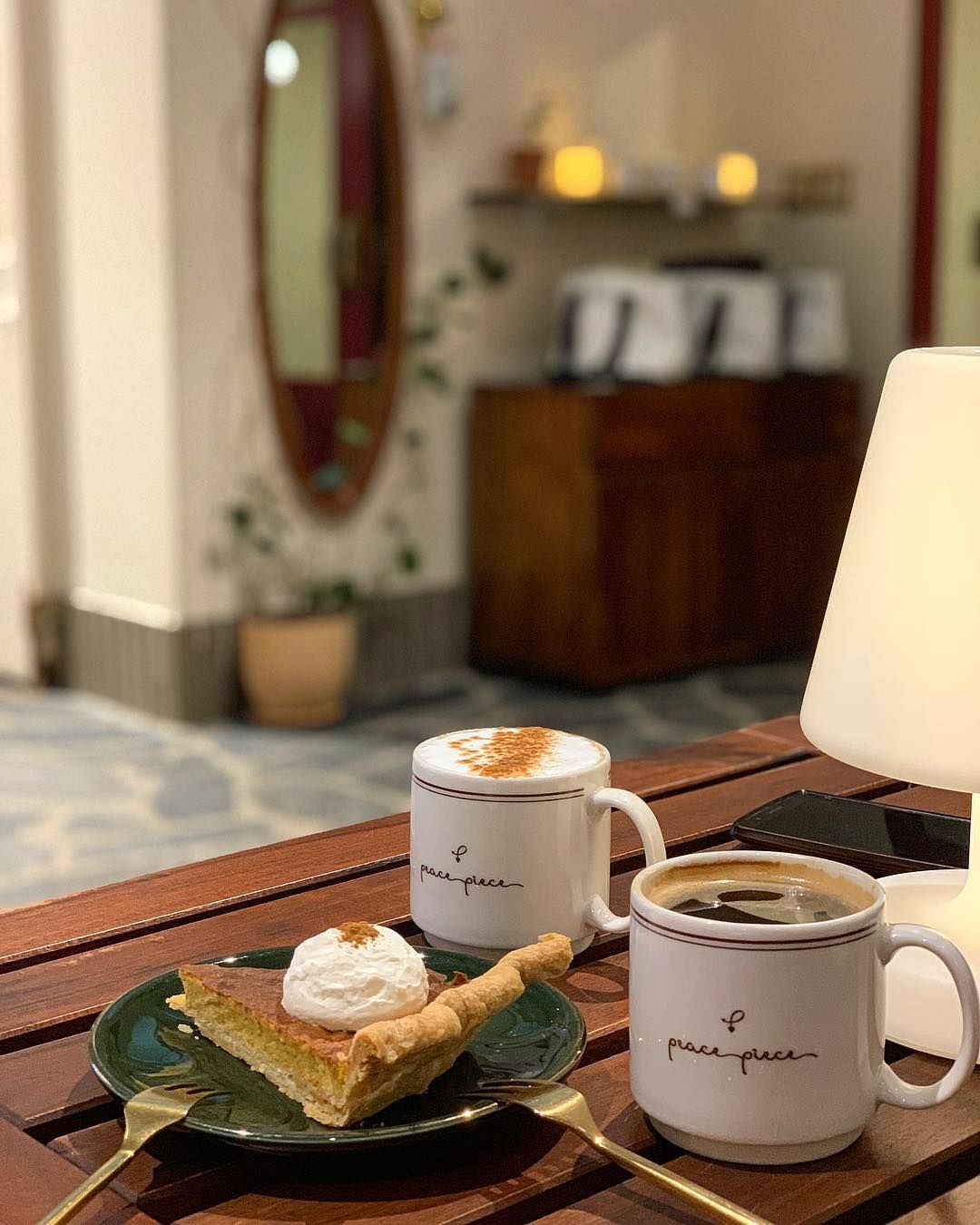 따뜻한 커피와 케이크