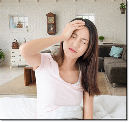 눈과 머리가 아픈 여성