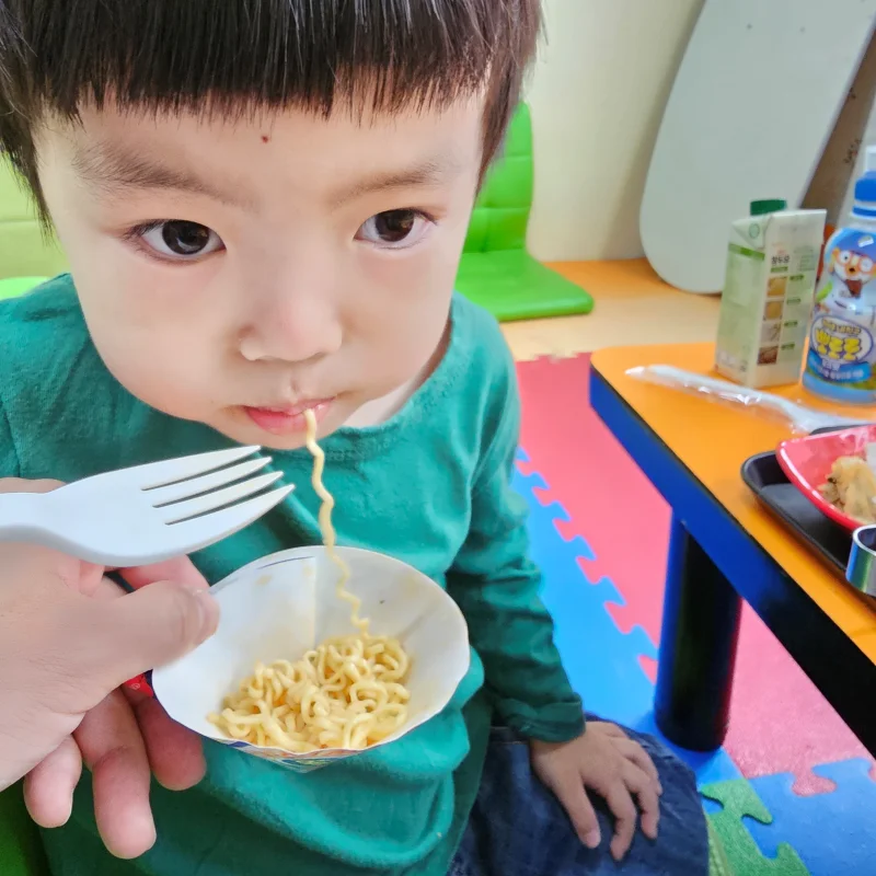 라면먹는 아기