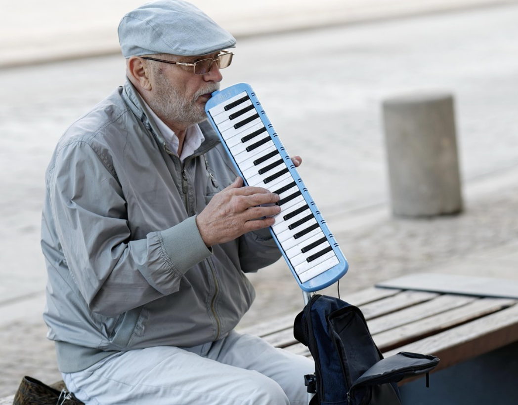 노인이 멜로디언 악기 연주