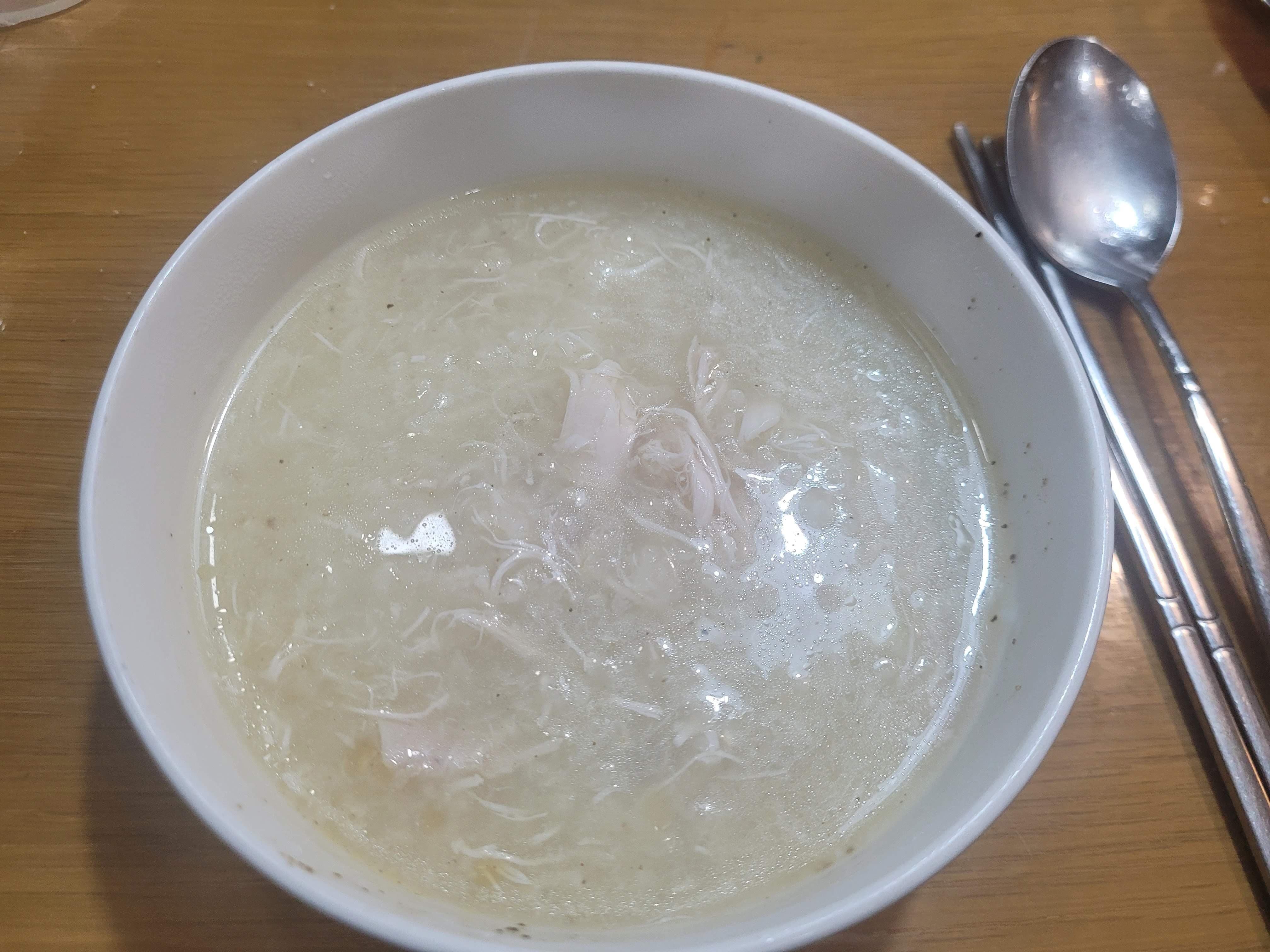 찹쌀로 만든 그릇에 담긴 닭죽