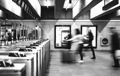 철도 파업과 관련하여 지하철을 이용 중인 시민들의 모습