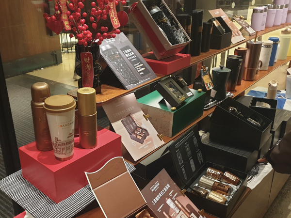 테이블에 많은 굿즈들이 높여있다.