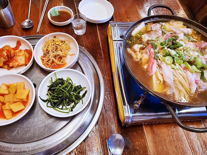 1++ 한우가 한가득 소고기 국밥 양념 돼지갈비 6천원 한우국밥 경복궁역 인왕산 맛집 추천 생방송투데이 맛있GO 싸다GO