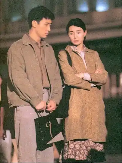 영화 첨밀밀 스틸컷 속 소군과 이요가 나란히 서있는 모습