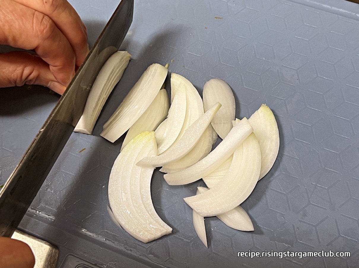 도라지 무침에 들어갈 양파를 써는 사진