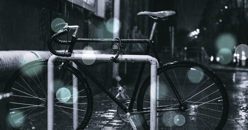 비에-흠뻑-젖은-자전거