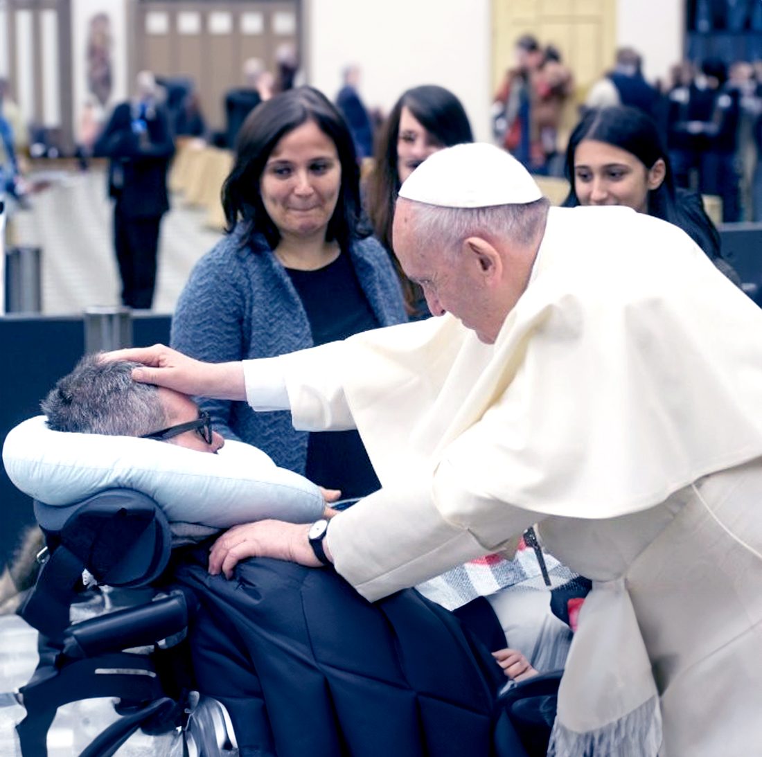 교황 프란치스코가 환자를 만나고 있는 사진