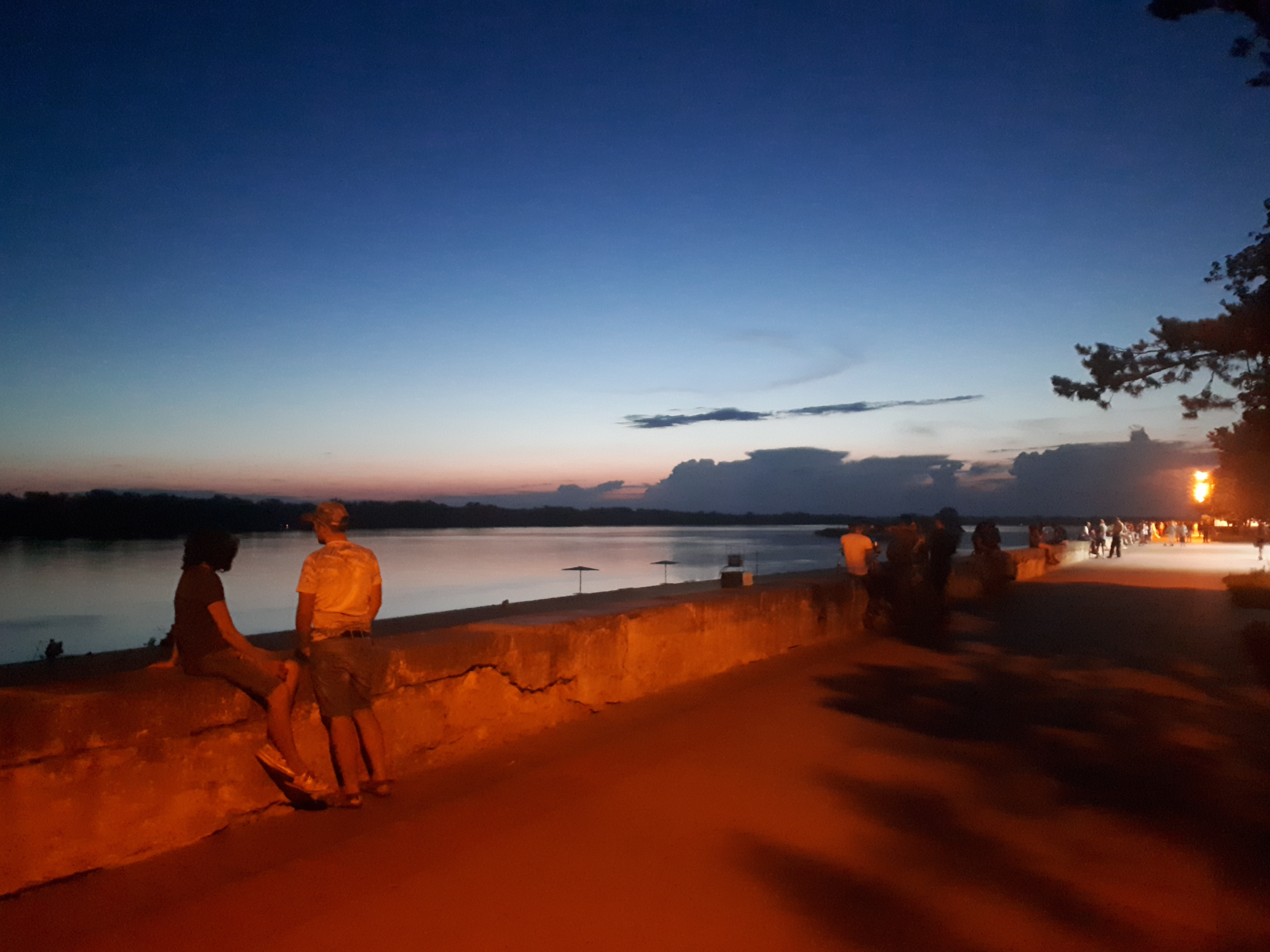 우크라이나 크레멘추크 드니프로 강변 해 질 녘 사람들