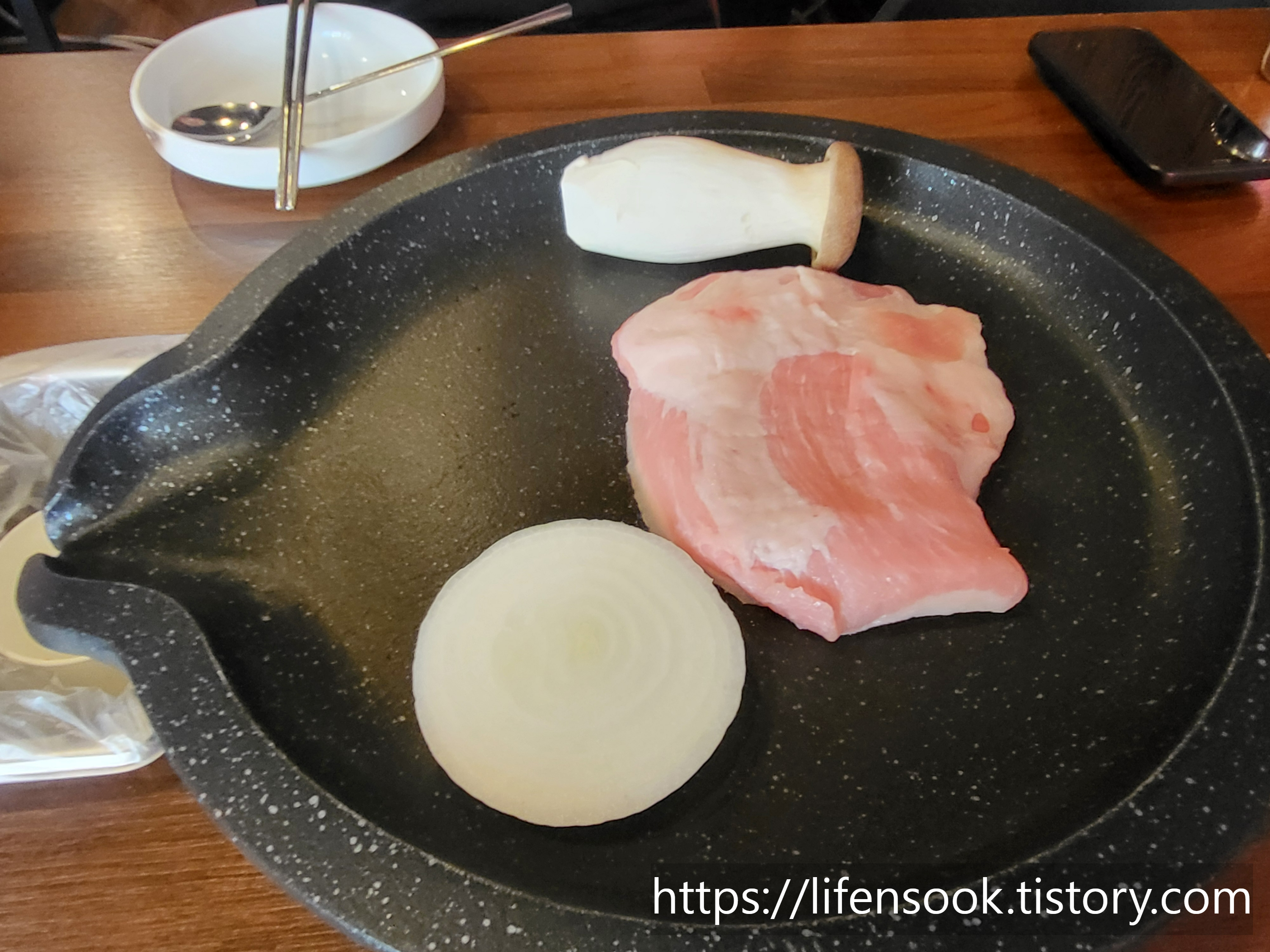 감성 문경약돌돼지 특항정