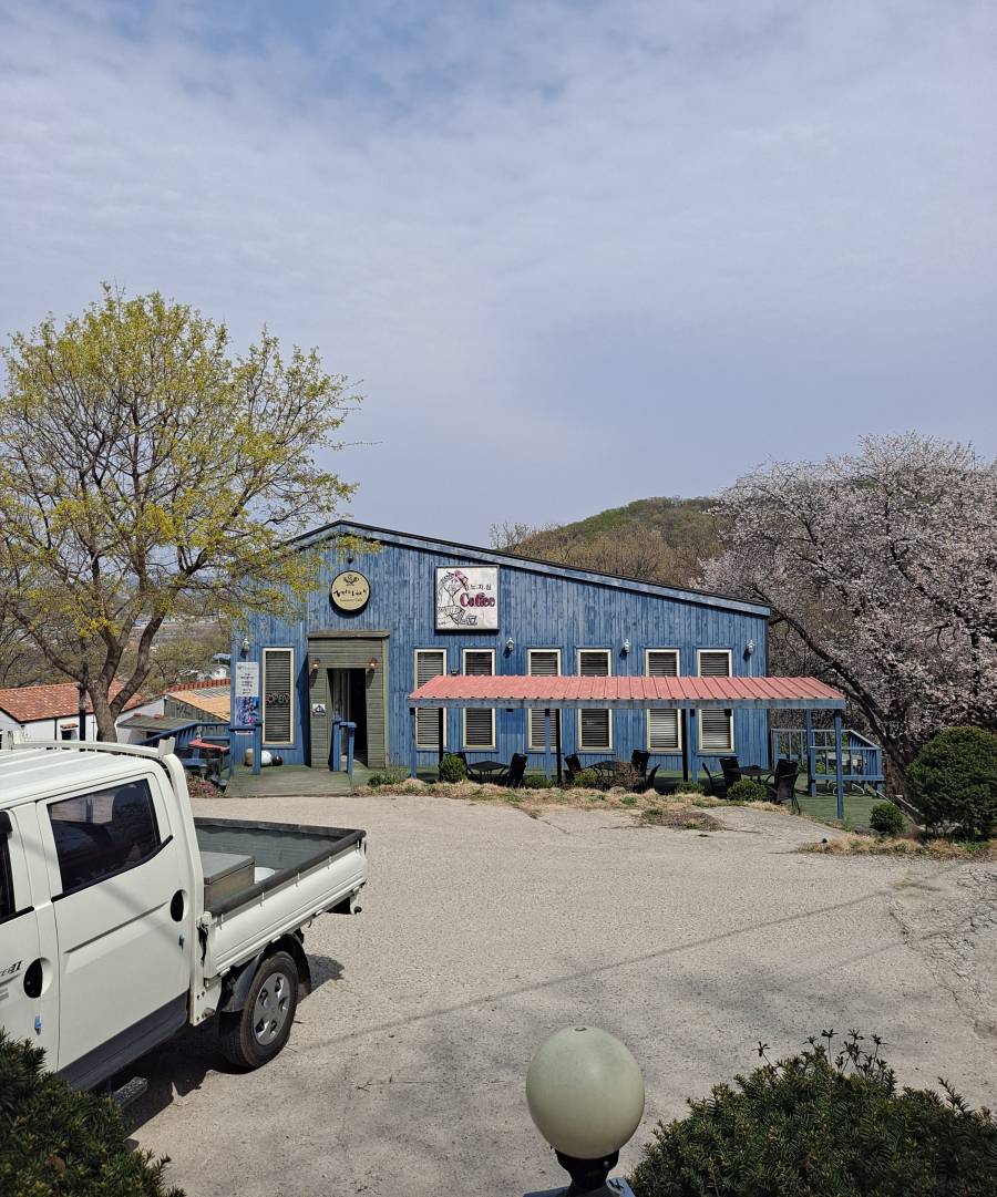 백련사 카페가 보이다