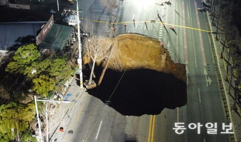 30m 싱크홀에 매몰된 오토바이 운전자, 구조 왜 이렇게 어려운가?