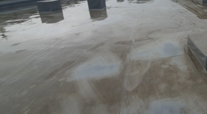 비에-젖어있는-건물옥상