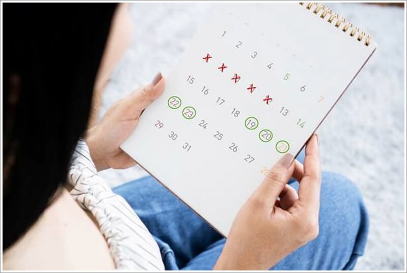 스마트폰(아이폰)으로 생리 주기 확인(좌) 생리 주기 불규칙함(우)