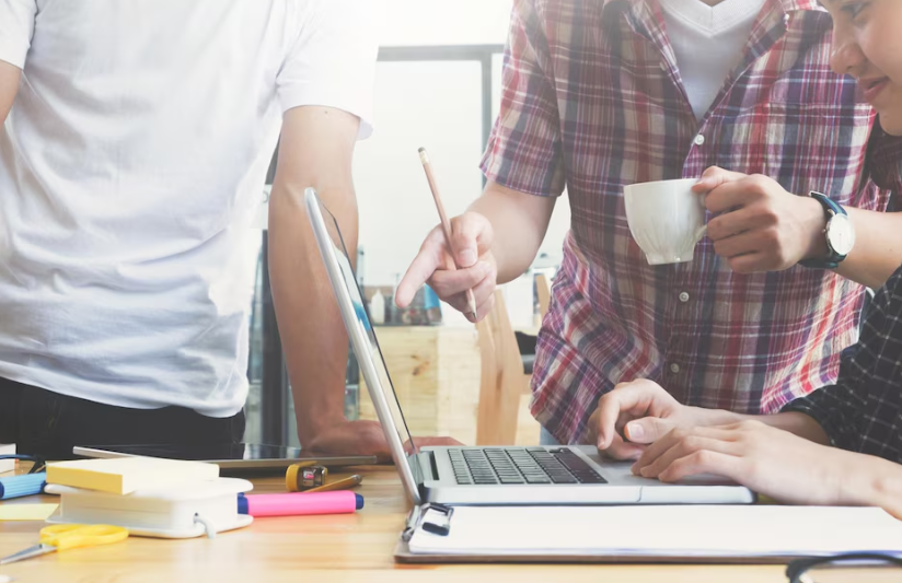 회의하는 청년들의 모습