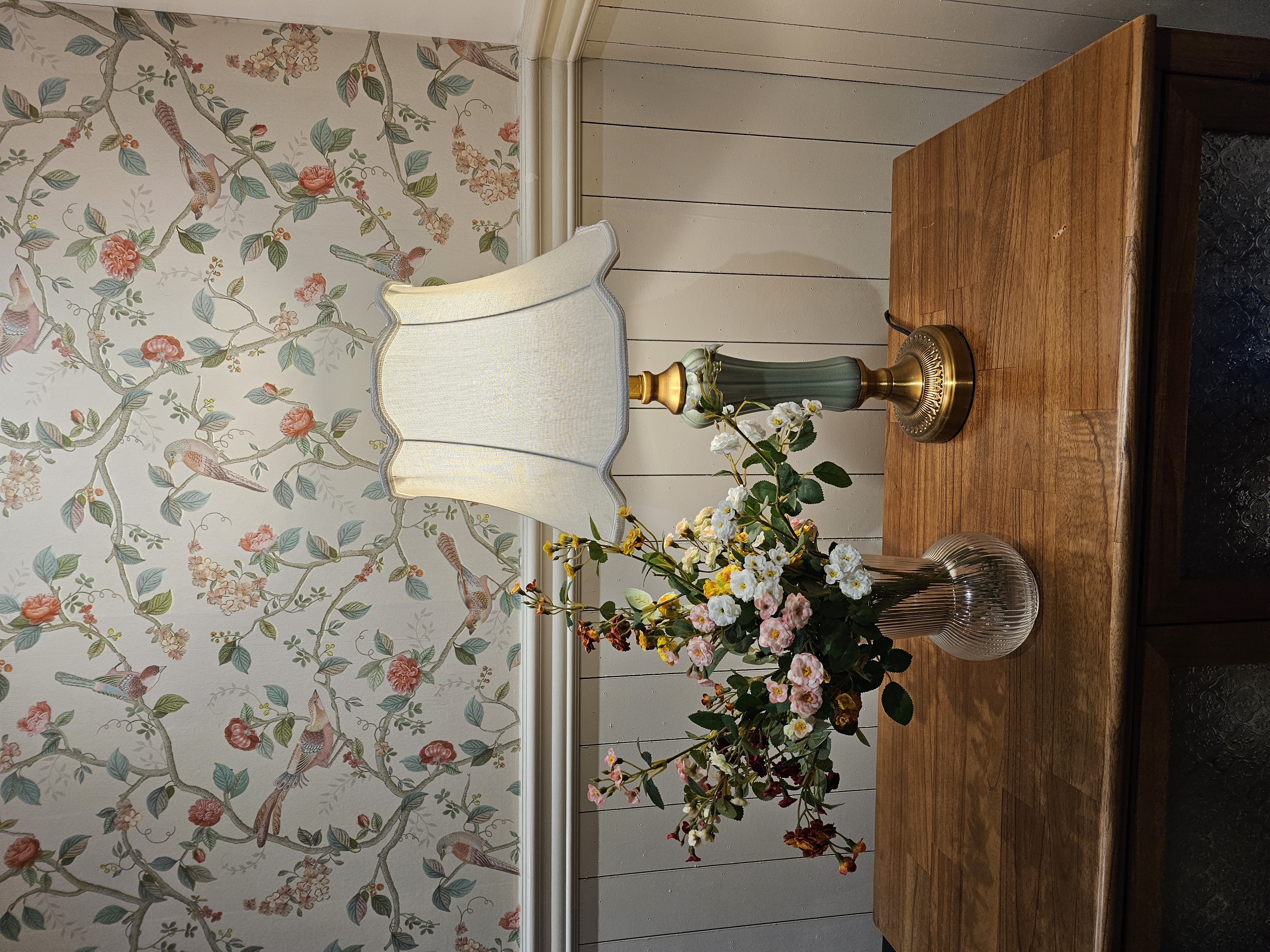 산본 포트럭 입구에 밝혀진 은은한 불빛의 스탠드