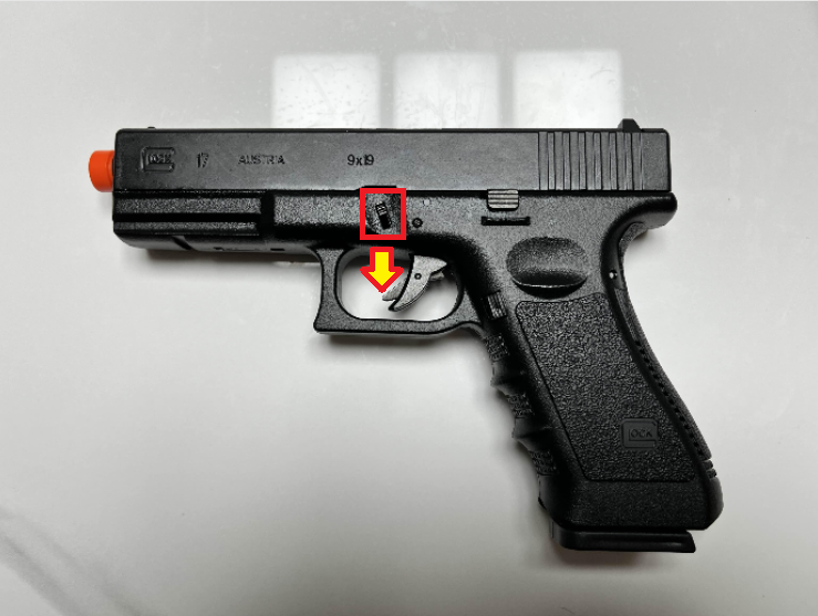 양옆 슬라이드 홀더를 잡아 내리며 분리