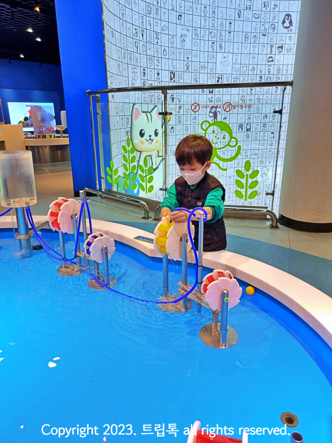 물이 있는 공간에 호스와 물레방아 보양의 체험시설을 만지고 있다.