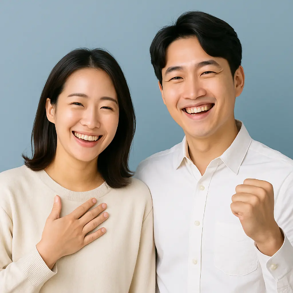 가슴에 손을 얹고 밝게 웃는 젊은 부부의 텍스트 없는 인물 이미지