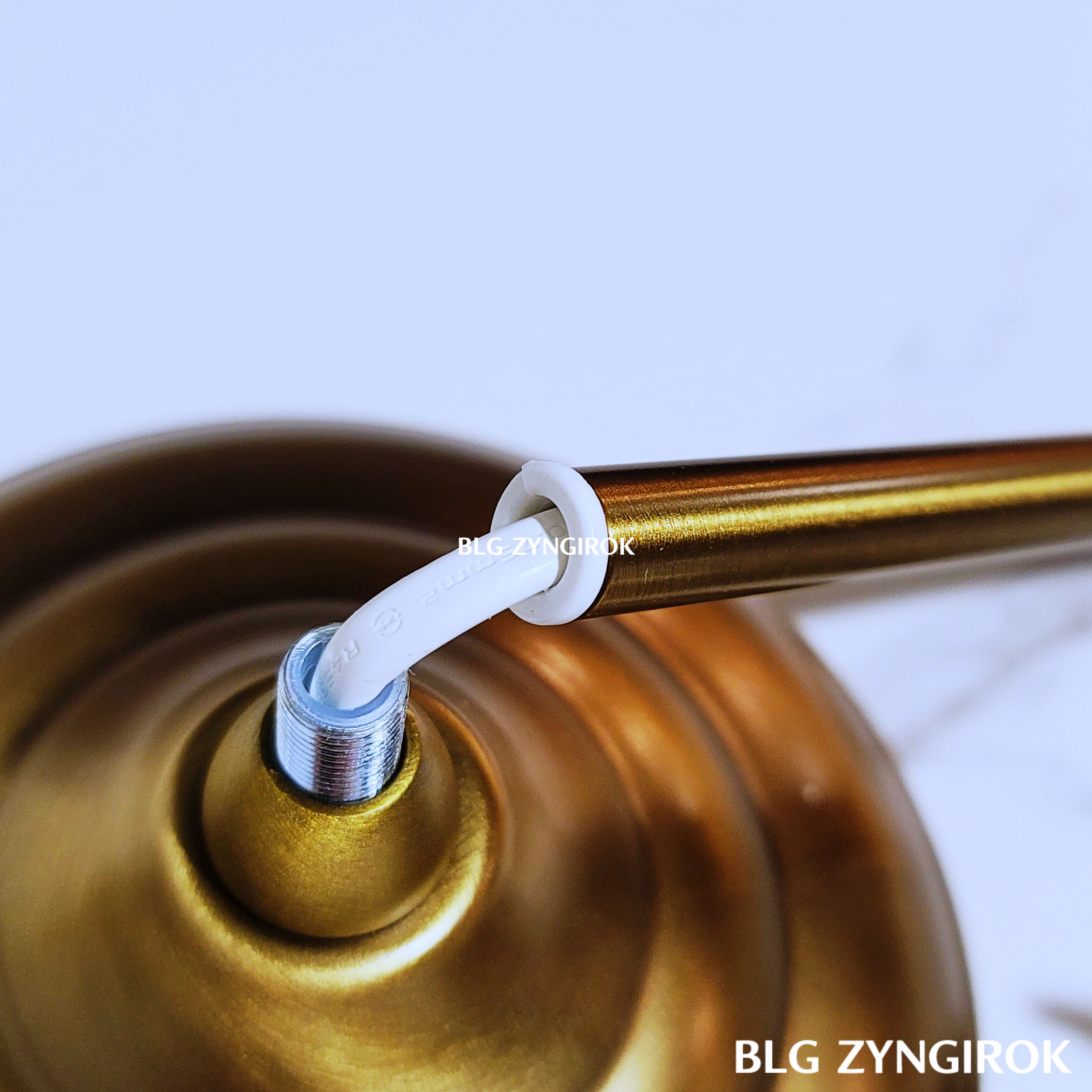 제품-꽂는곳에-플라스틱-보조-부품이-끼어져있다.