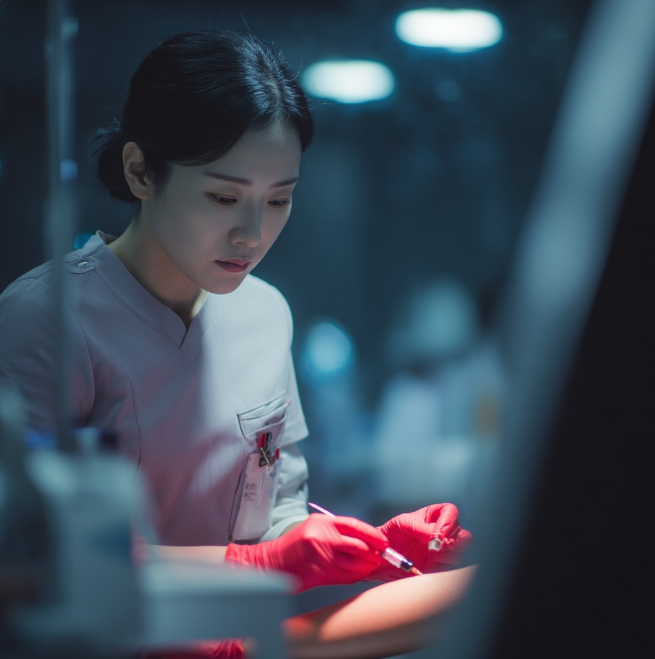 채혈중인 간호사