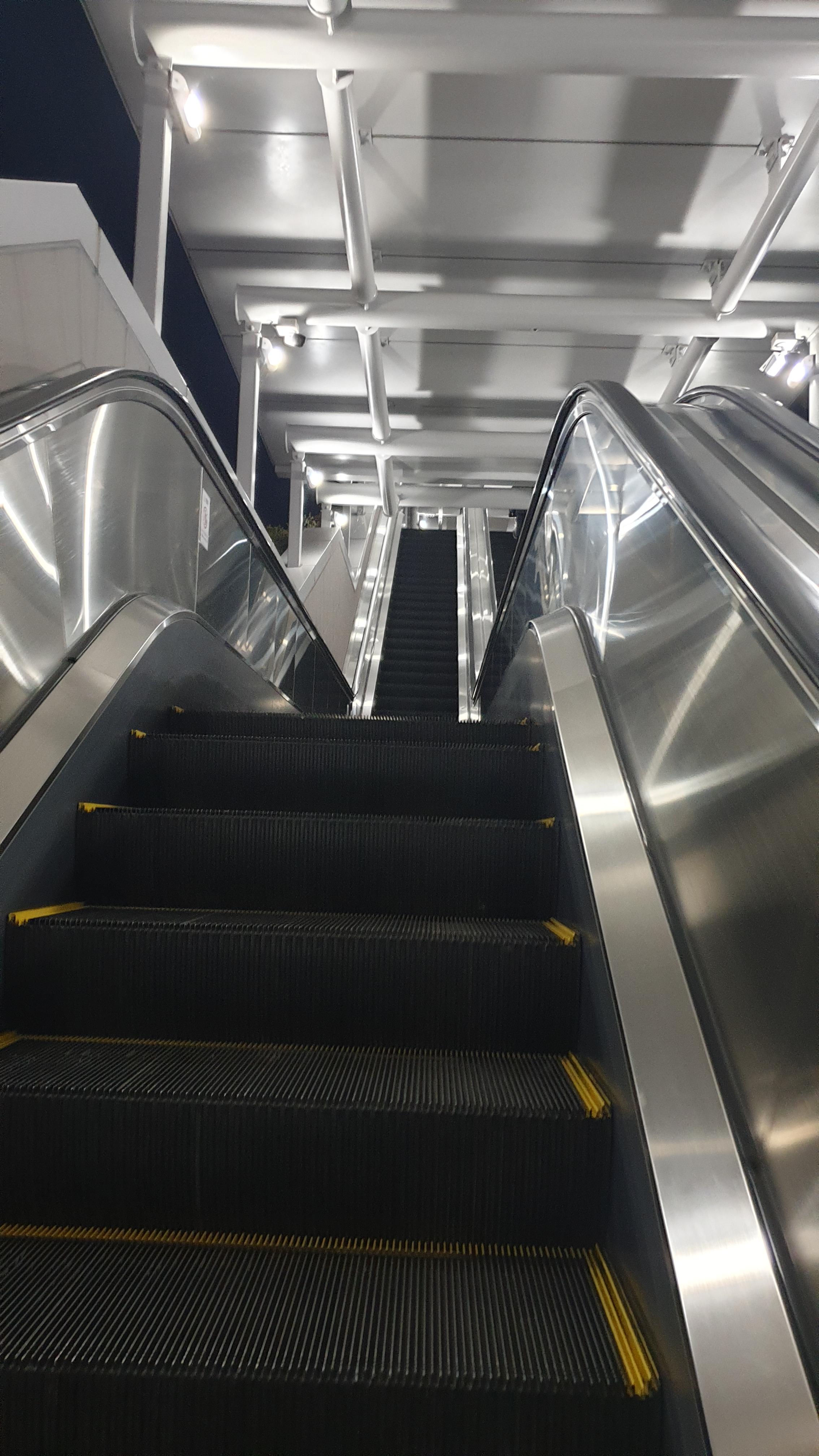 평화공원의 에스컬레이터 상당히 높음