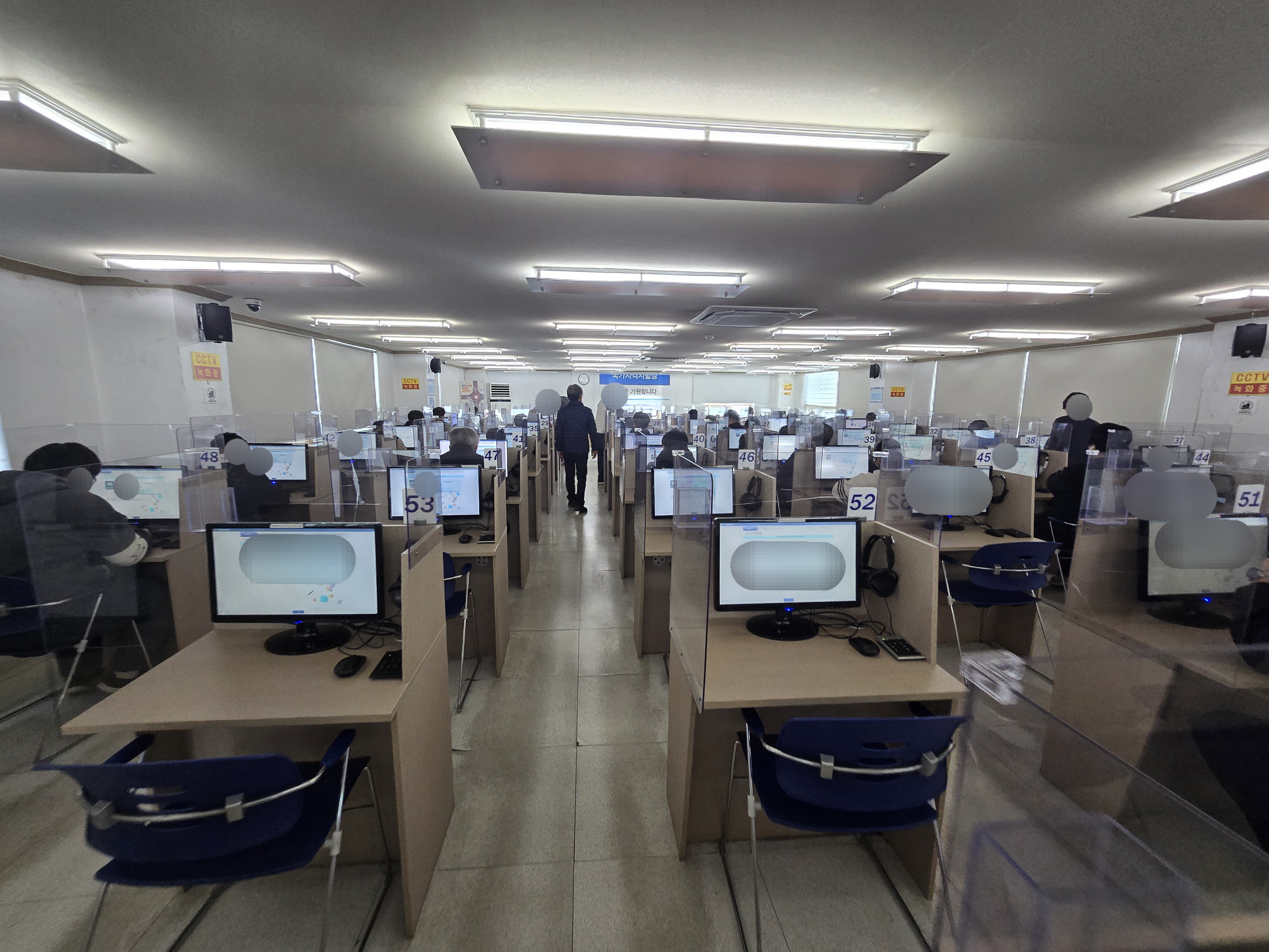 서울구로자동자검사소 구로국가자격시험장 화물운송자격시험장 서울구로국가자격시험장 구로자동차검사소 주차장이용안내 구로자동차검사소 내 3층
시험자리배치도 자격시험장4층