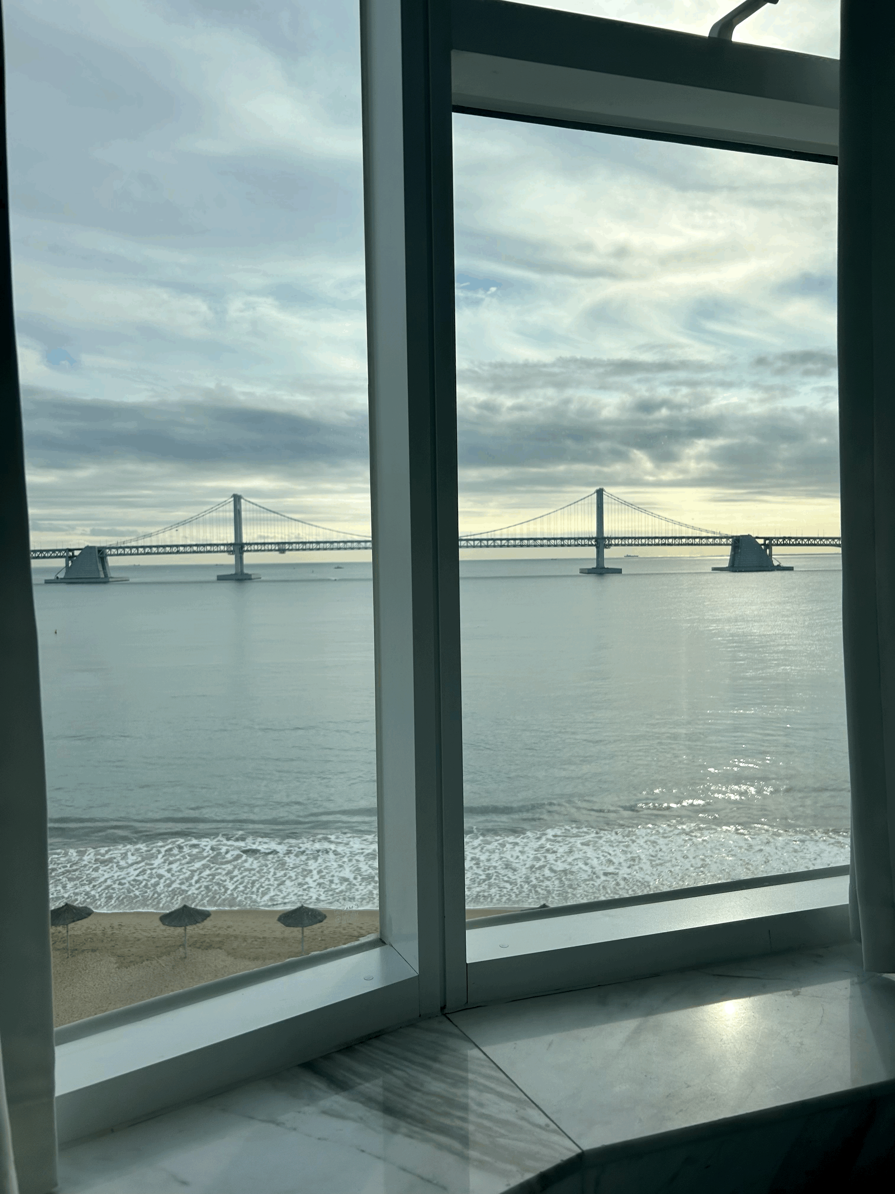 아침에 일어나서 오션뷰를 바라보며 찍은 사진이다.