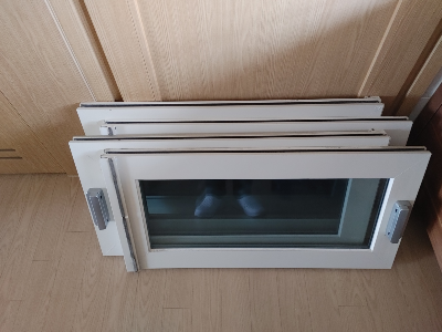 창틀에서 제거한 유리창