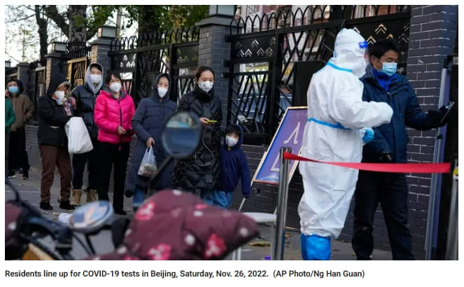 중국 국민들 난리 났다!...시위대 발포로 10명 사망 VIDEO:Chinese authorities loosen COVID-19 restrictions in some neighborhoods after protests